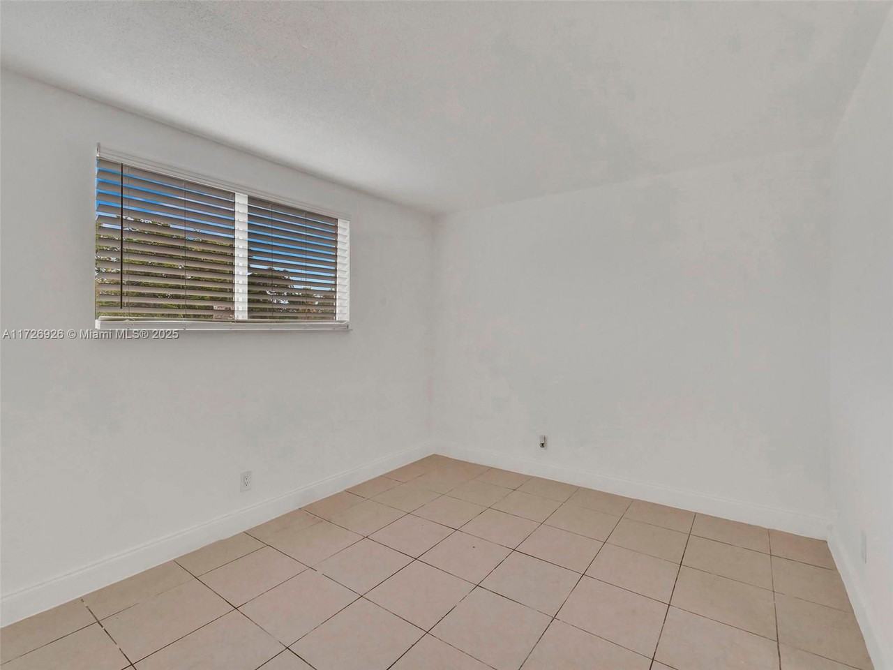 14190 W Dixie Hwy #18 - Photo 2 of 8