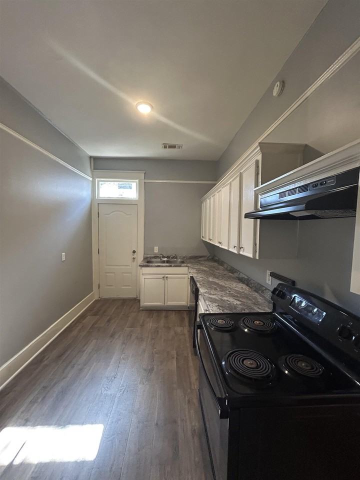 1601 Hanger St Unit B - Photo 6 of 11