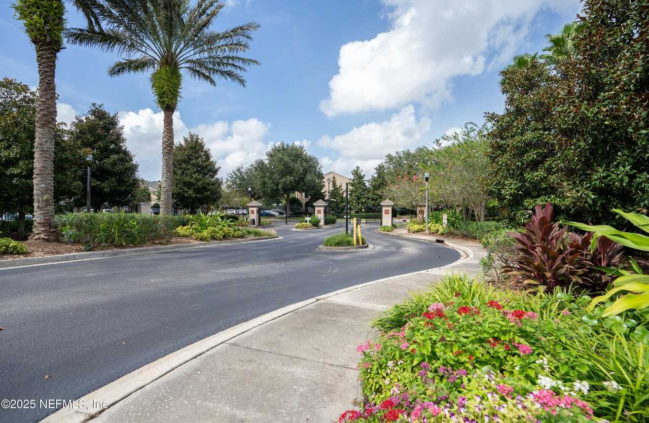 8102 Summer Palm Ct - Photo 3 of 29