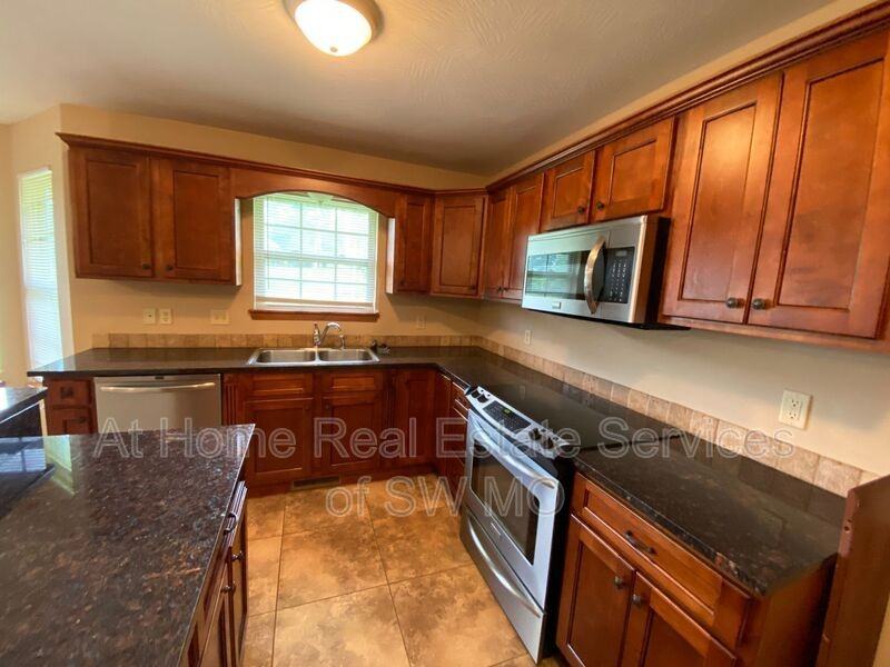5221 E Blaine St - Photo 5 of 13