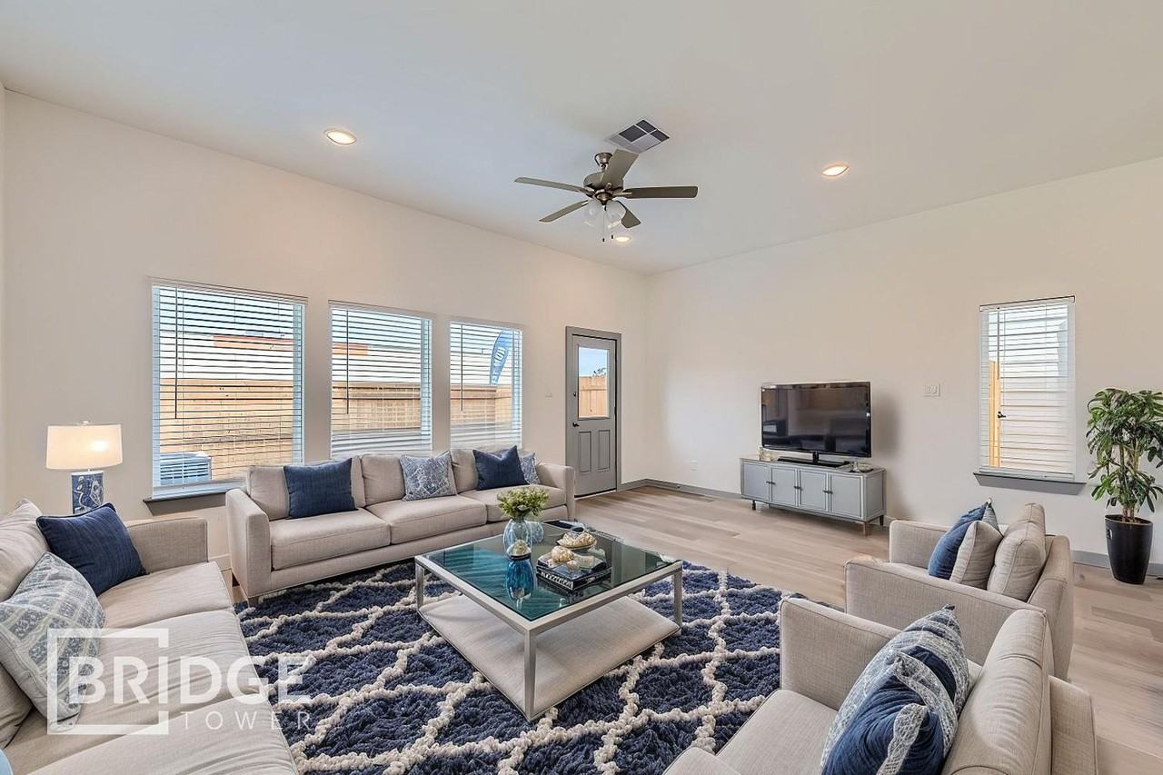 33171 Oak Heights Pl - Photo 3 of 16