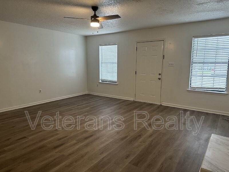 111 Via Don Ray Rd Apt D - Photo 2 of 19