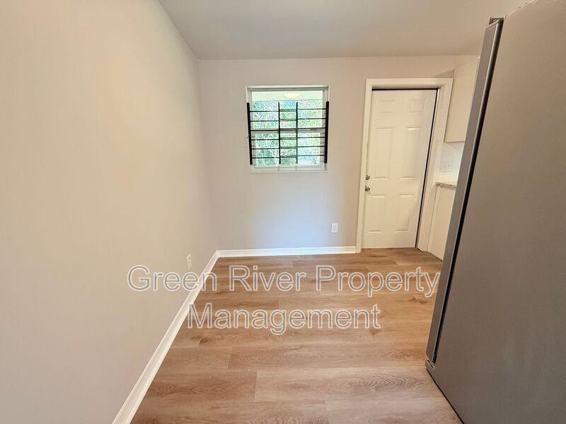 1033 Ake Ln - Photo 5 of 22