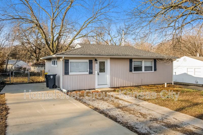 1317 Ne 46th Ter - Photo 3 of 20