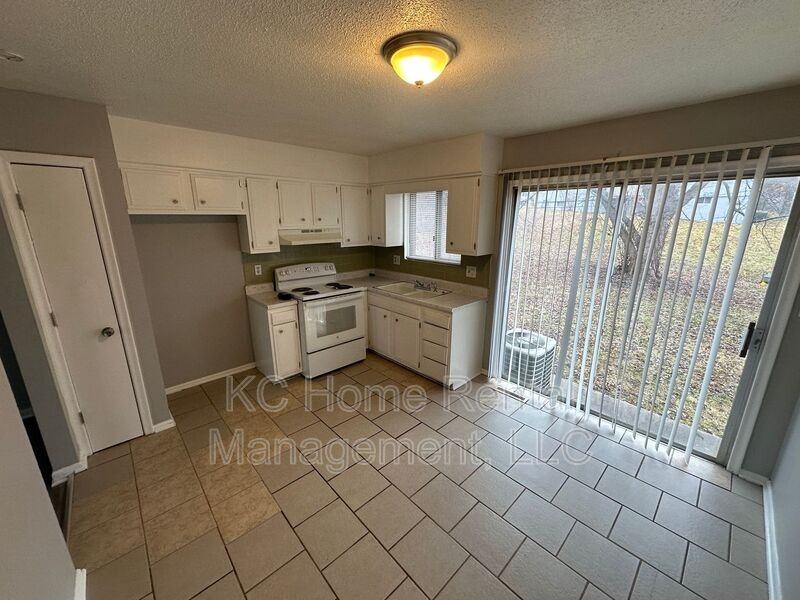 7241 Gilmore Ave - Photo 3 of 31
