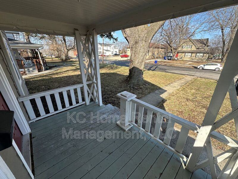 525 E Park St - Photo 3 of 35