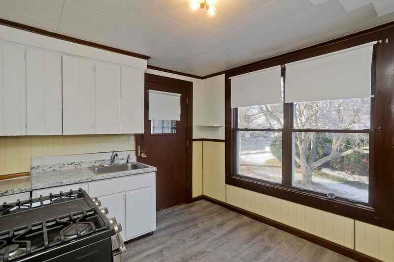 203 Bridge St - Photo 3 of 17