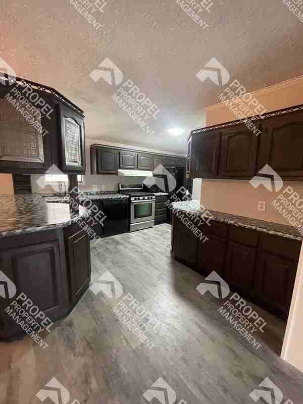 6043 4th St - Photo 4 of 30