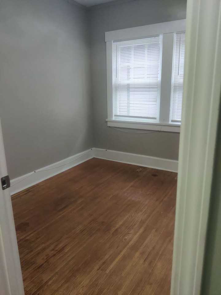 704-706 E Main Street - Photo 7 of 11