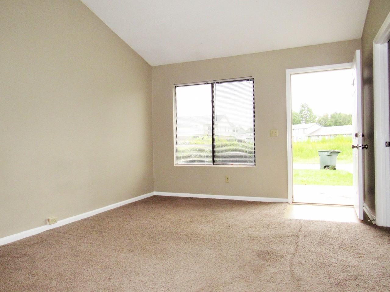 341 Beverly St - Photo 5 of 24