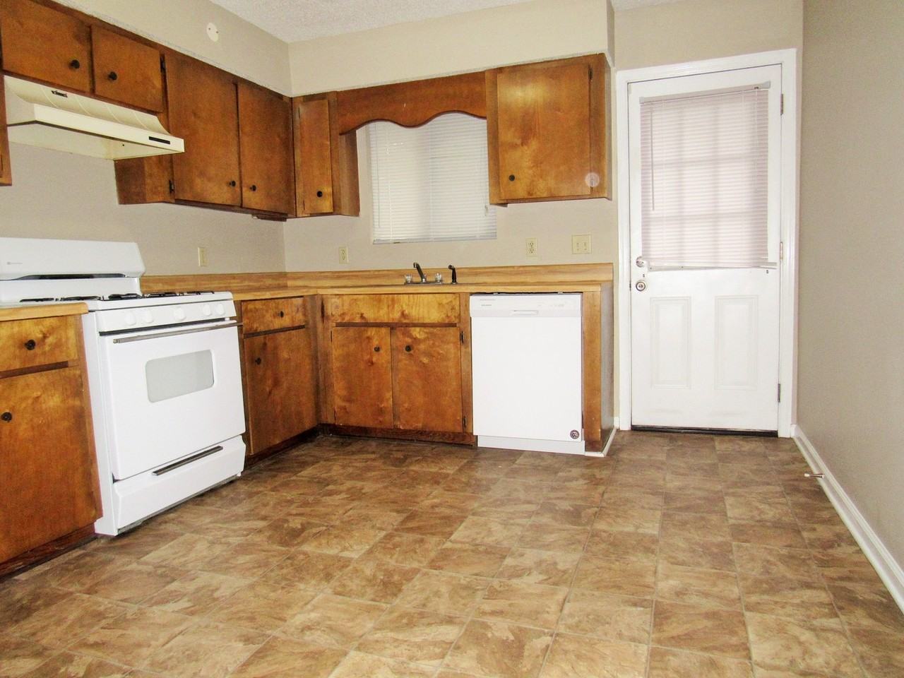 341 Beverly St - Photo 6 of 24