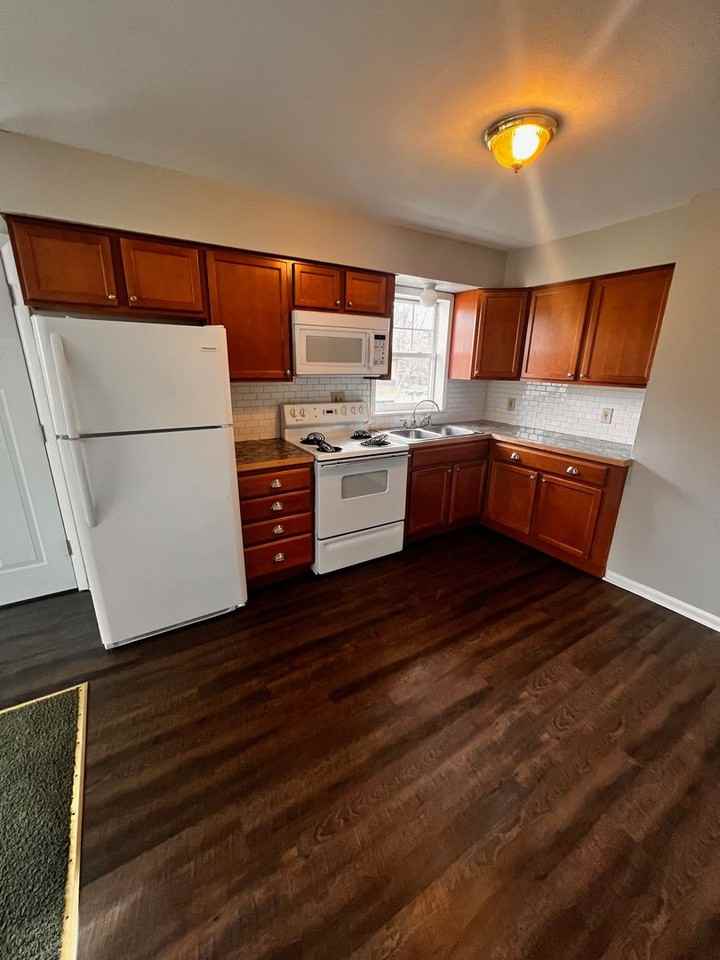 1328 Cayuga Ave - Photo 2 of 13