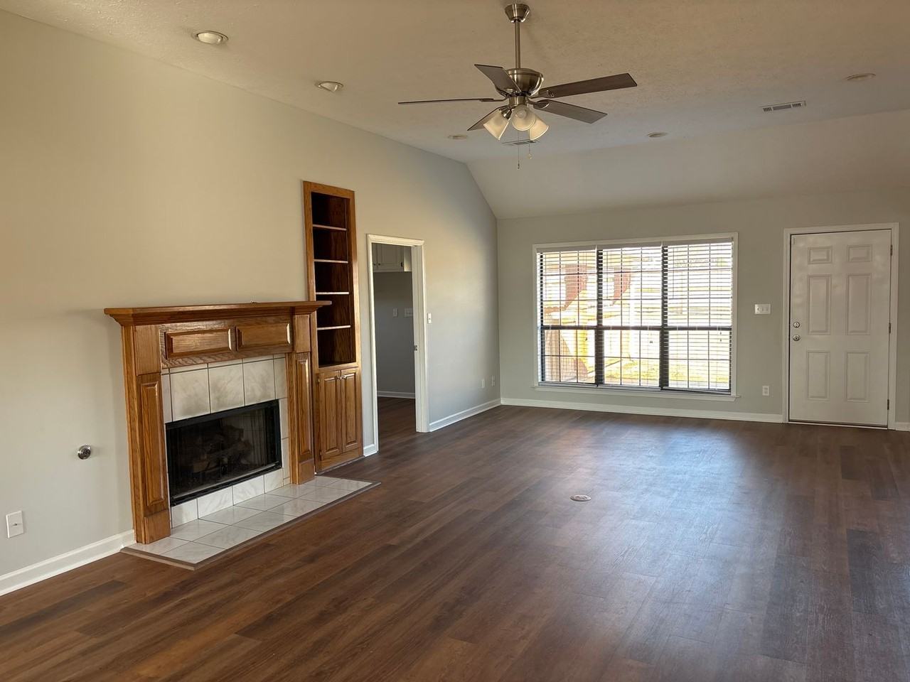 1805 Hampstead Ct - Photo 6 of 39