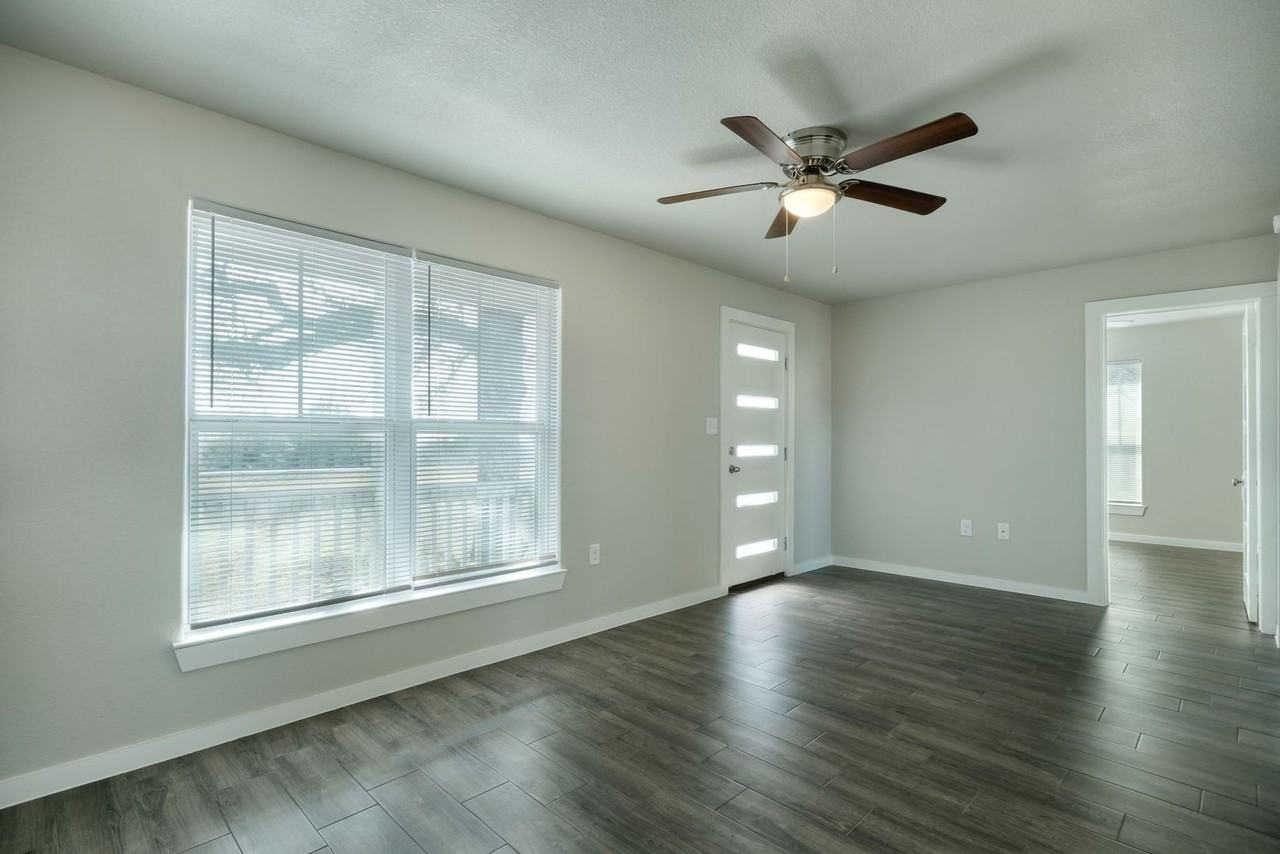 520 W Fm 243 - Photo 5 of 12