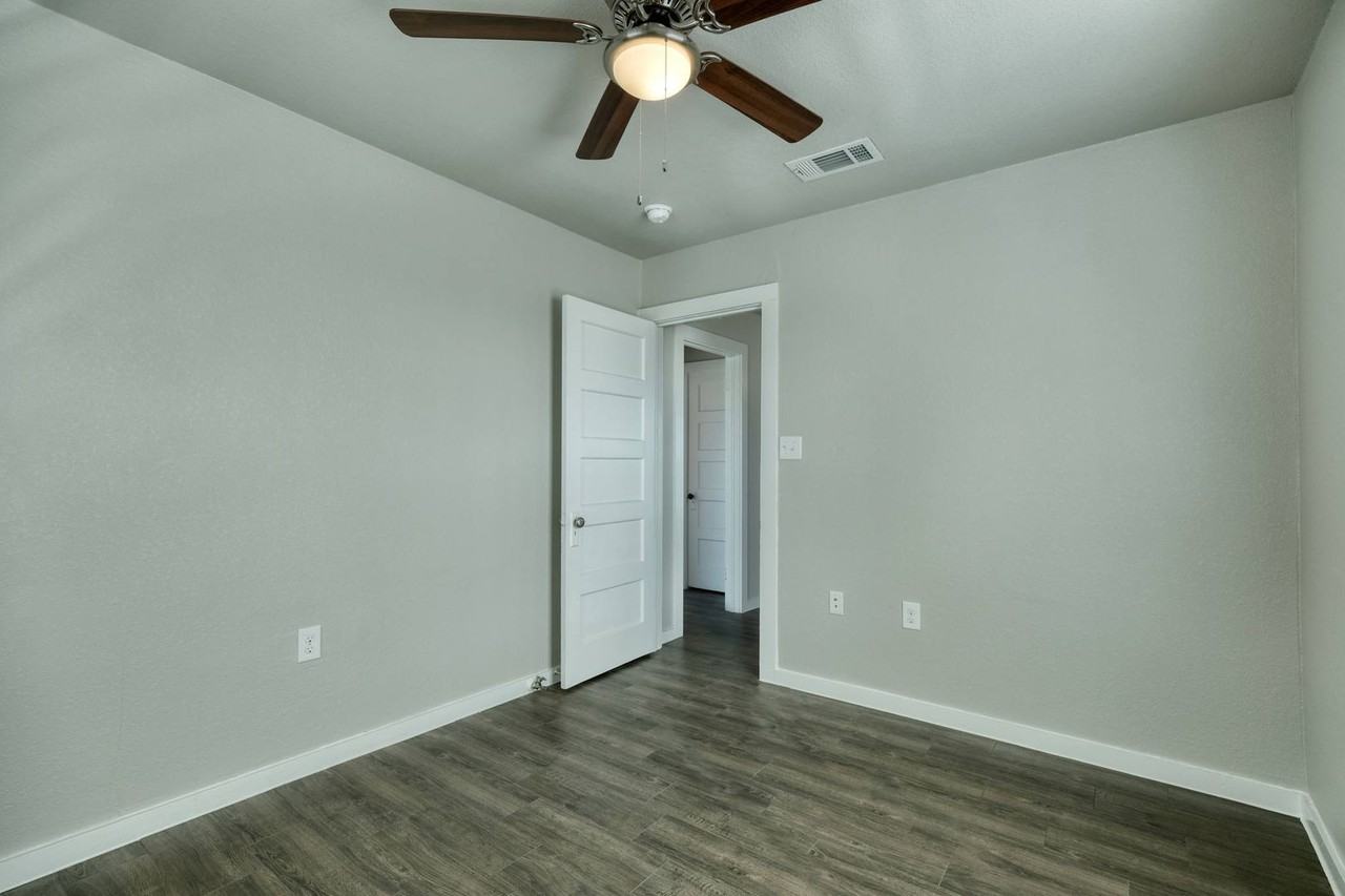 520 W Fm 243 - Photo 6 of 12