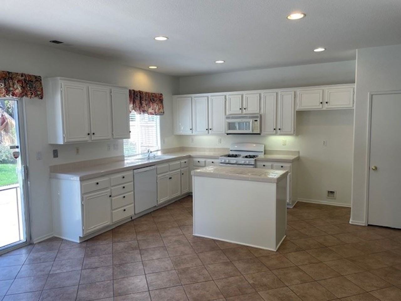 1306 N Creekside Dr - Photo 2 of 16