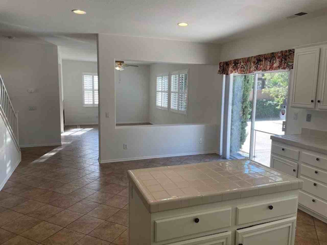 1306 N Creekside Dr - Photo 3 of 16