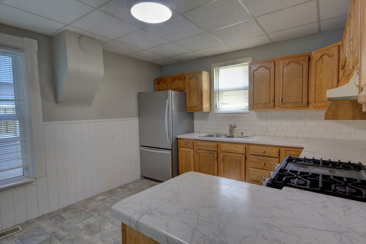 723 12th St - Photo 3 of 31