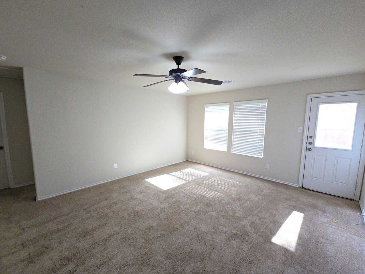 810 Lightningbug Ln - Photo 6 of 30