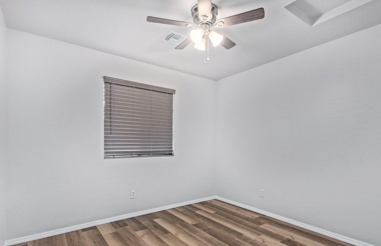 6417 S 10th St - Photo 5 of 9