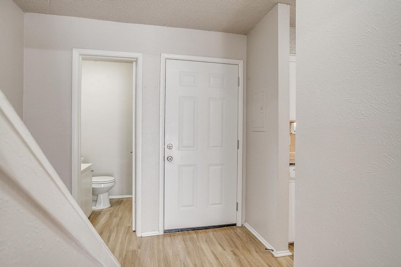 105 Se Gardens Blvd - Photo 2 of 20