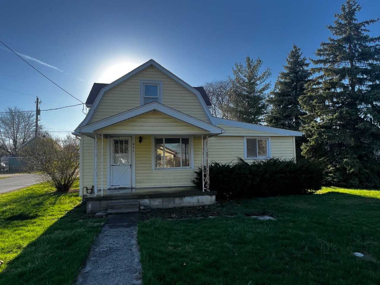 842 Hanson St - Photo 3 of 4