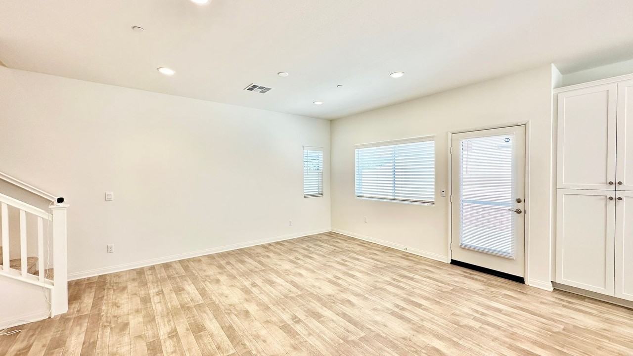 5429 Meridian Pl - Photo 7 of 40