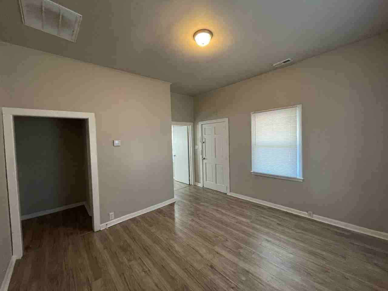 705 Liveoak St - Photo 3 of 13