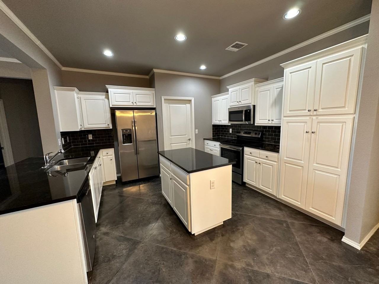 8001 Legacy Pkwy - Photo 4 of 16