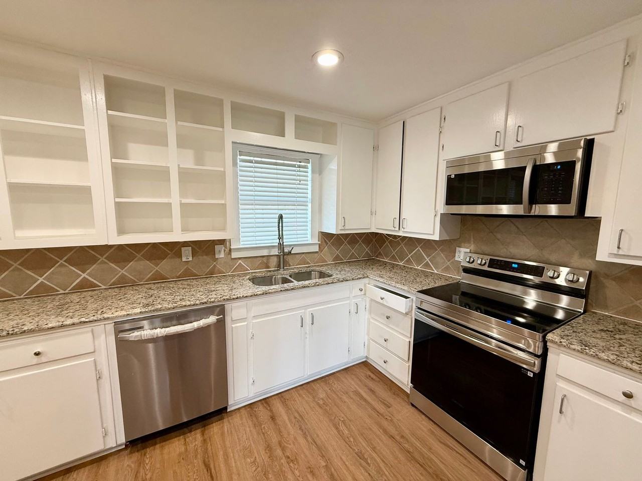 207 Estates Dr - Photo 5 of 20