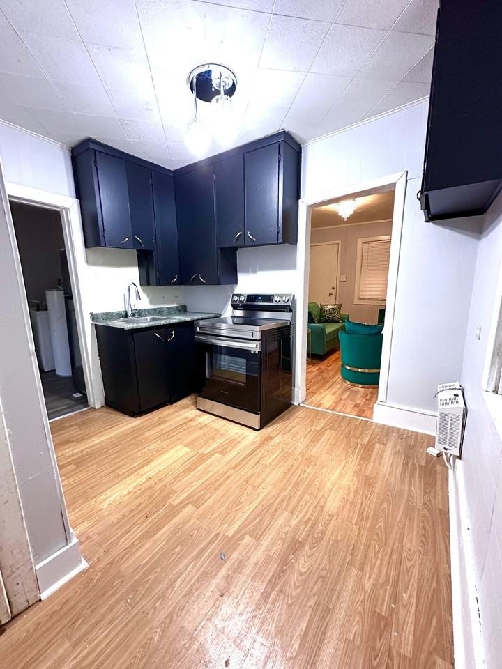 1040 Athol St #1 - Photo 3 of 4