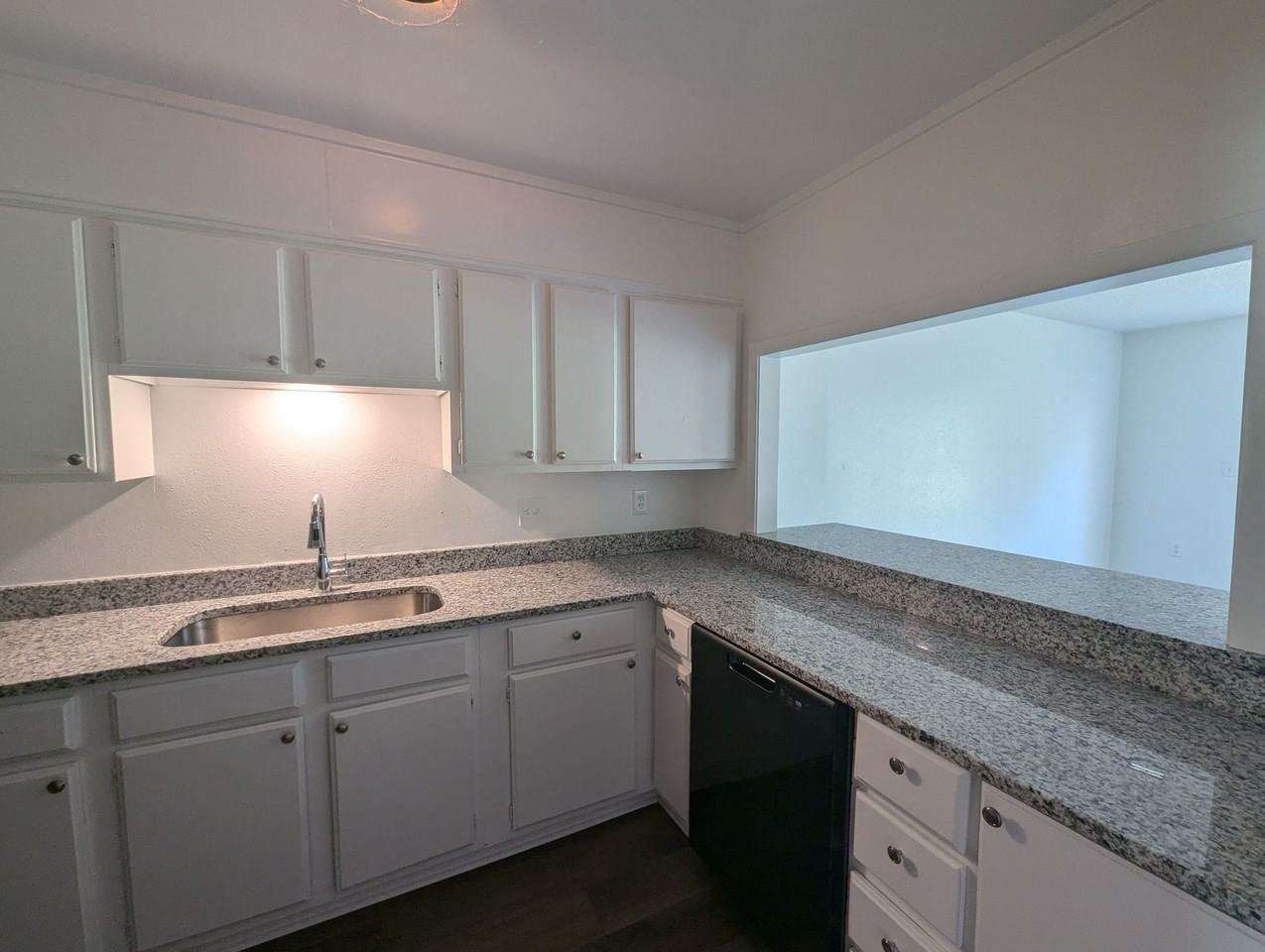 201 S Poplar St - Photo 5 of 26