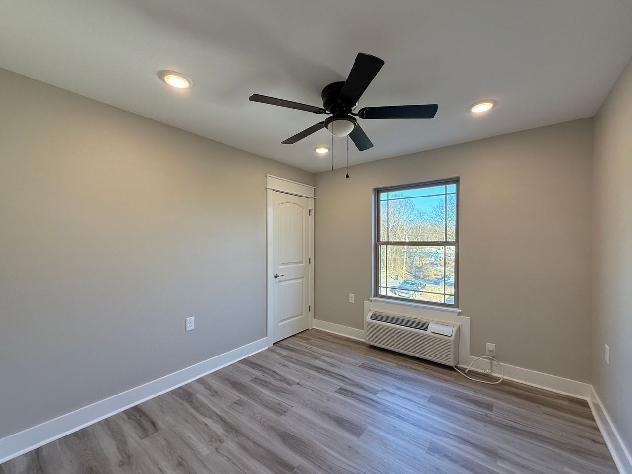 877 23rd St - Photo 5 of 27