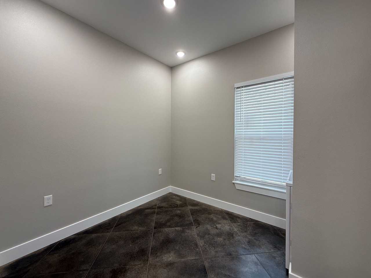 2110 Case St - Photo 4 of 18