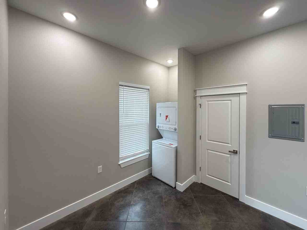 2110 Case St - Photo 5 of 18