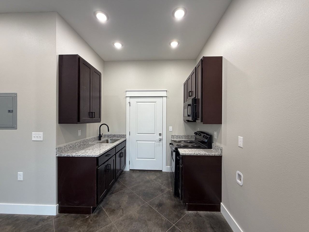 2110 Case St - Photo 6 of 18