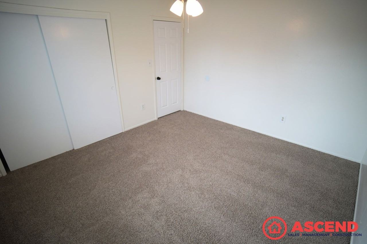 4200 Tretorn Ave - Photo 5 of 19