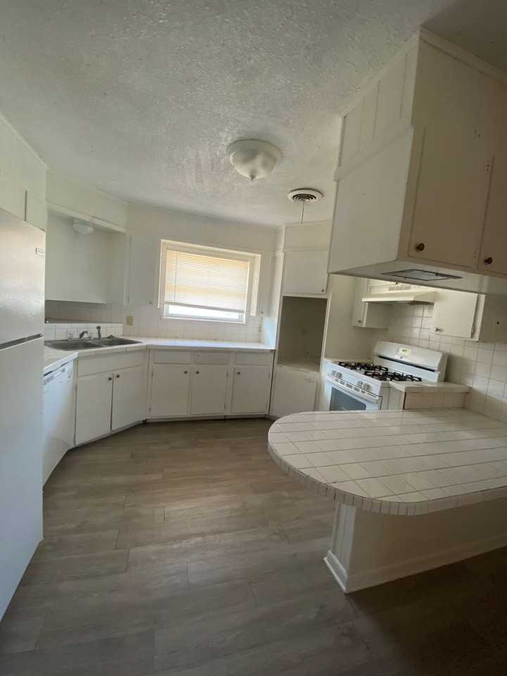 West Oaks Apartments - Photo 6 of 14