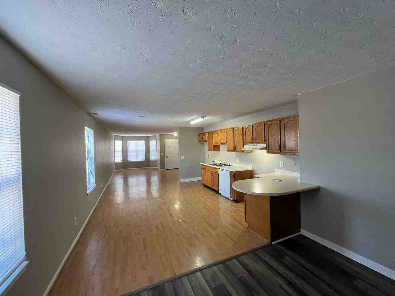 490 Peyton Dr - Photo 2 of 13