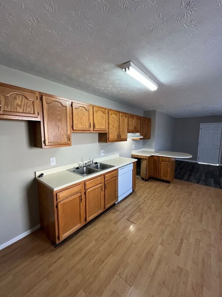 490 Peyton Dr - Photo 3 of 13
