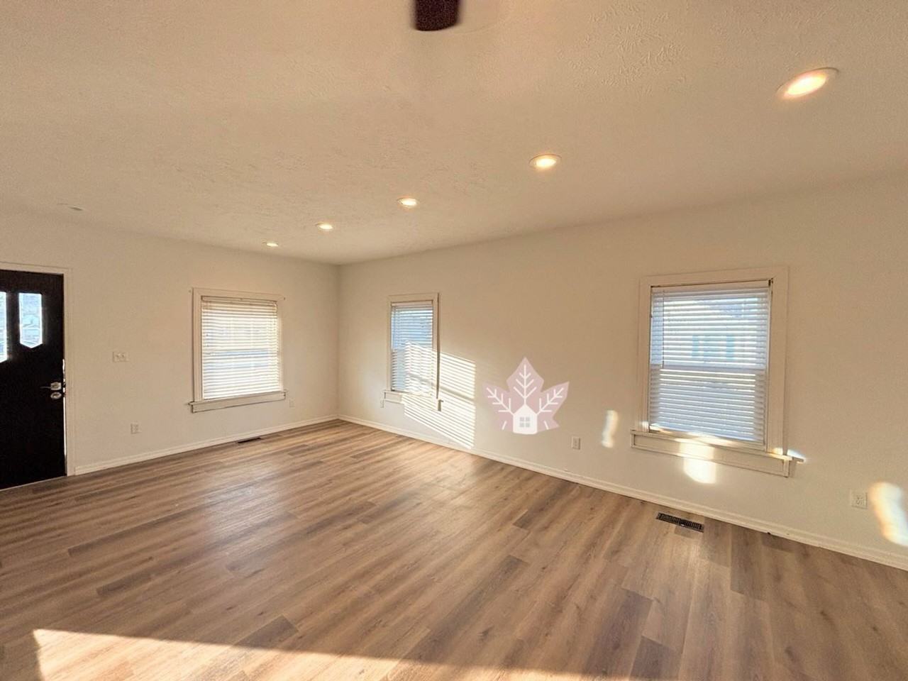 4523 S Harmon St - Photo 4 of 21