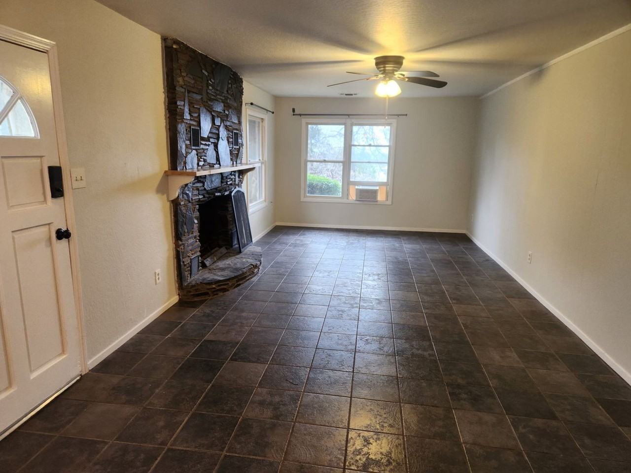 560 Landis Cir - Photo 2 of 12