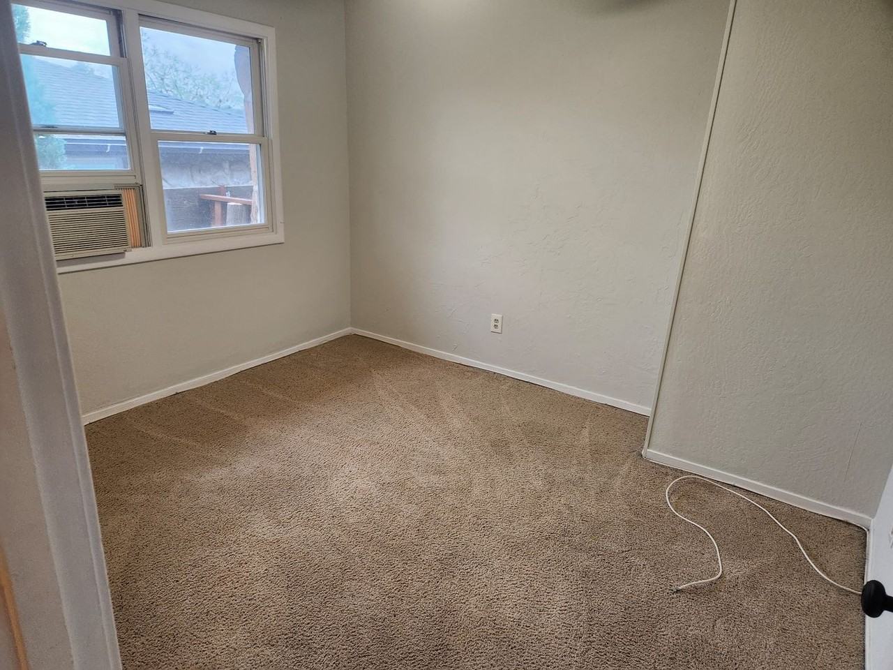 560 Landis Cir - Photo 7 of 12