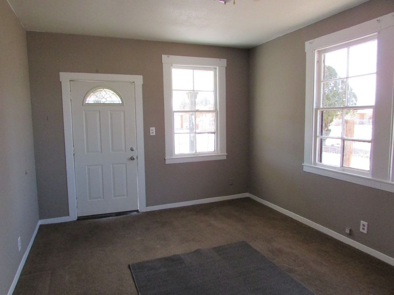 905 E Olive St - Photo 3 of 15