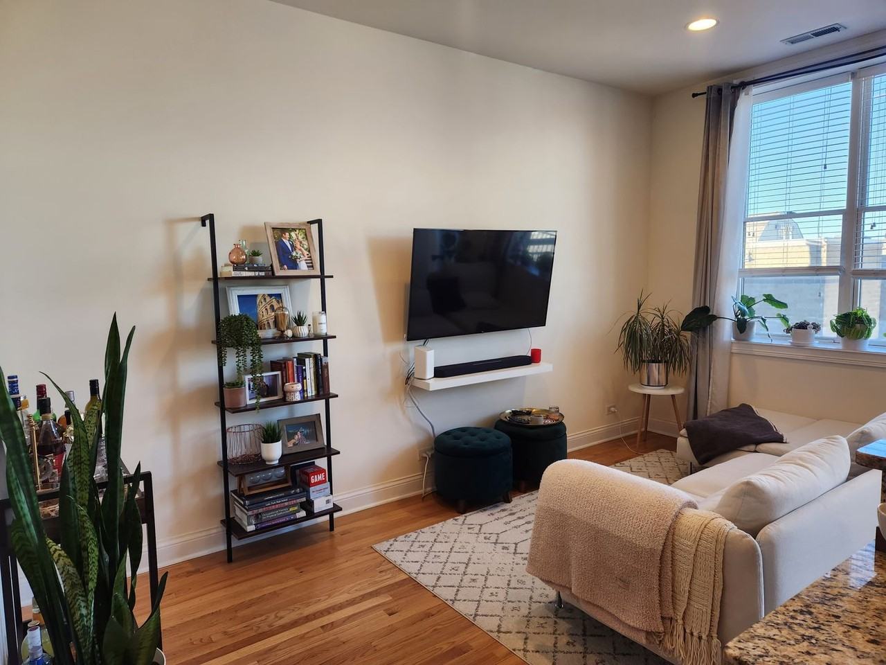 918 W Belmont Ave #405 - Photo 2 of 11
