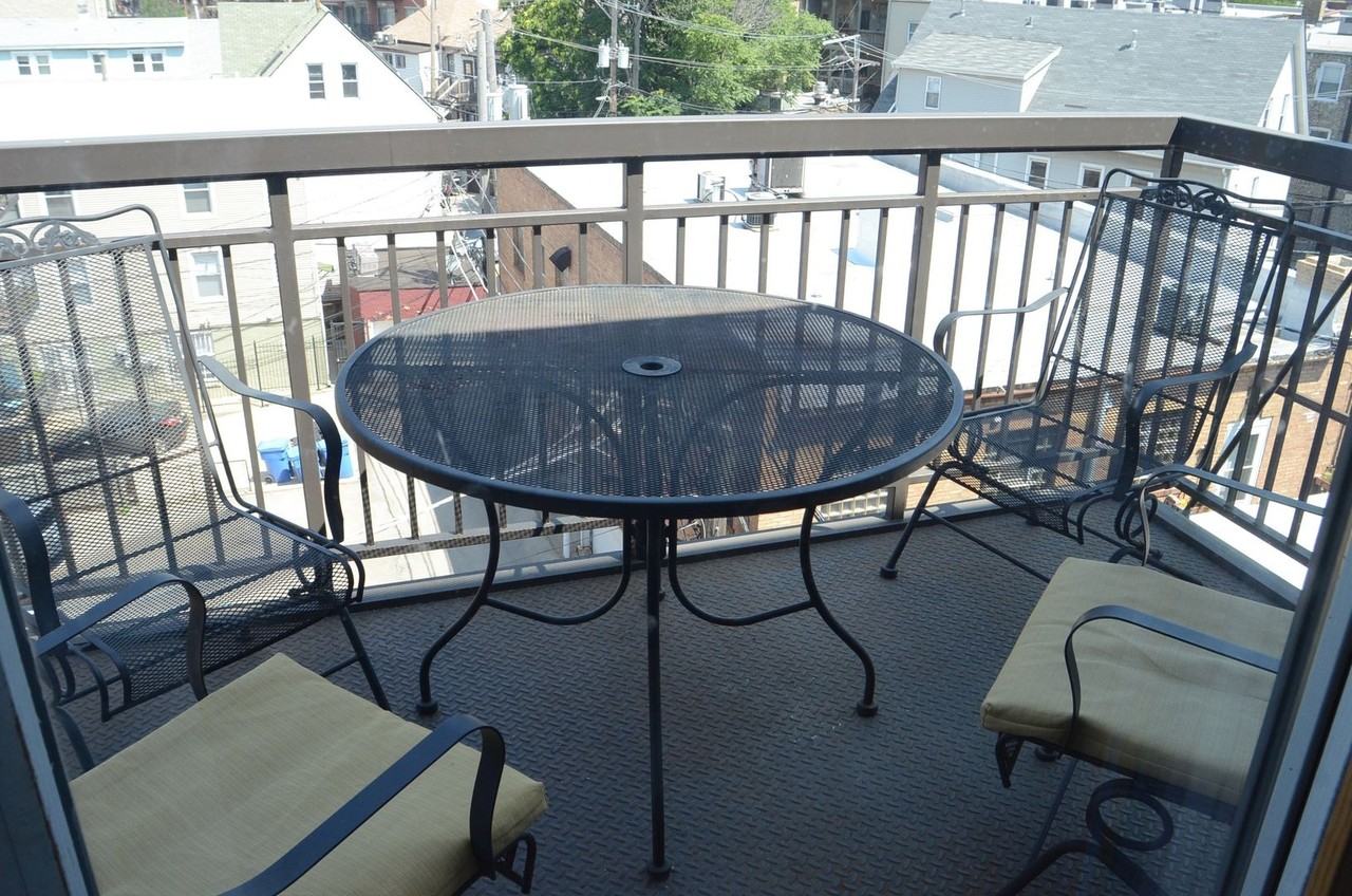 918 W Belmont Ave #405 - Photo 7 of 11