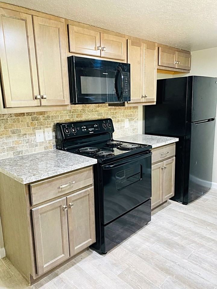 2700 N 16th St #12 - Photo 3 of 9