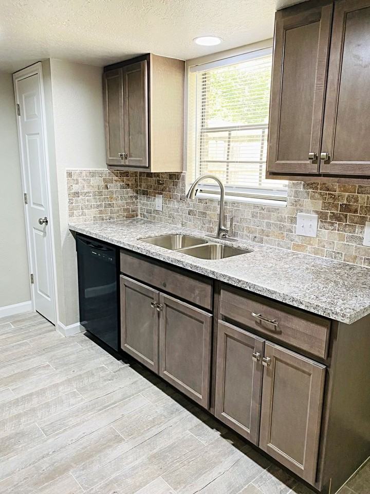 2700 N 16th St #12 - Photo 4 of 9