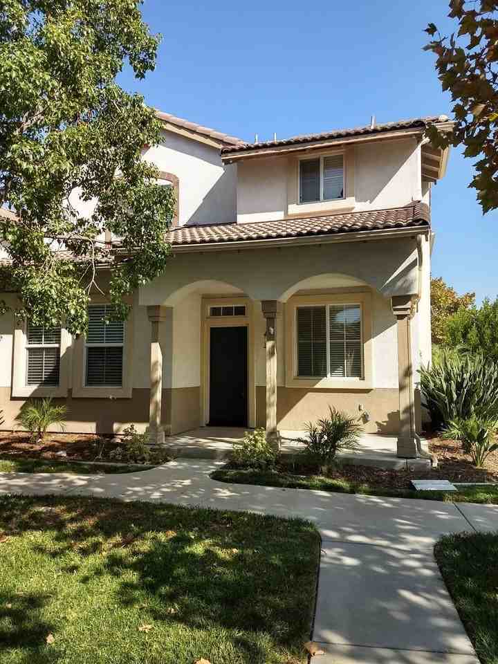 8 Costa Dr - Photo 2 of 32