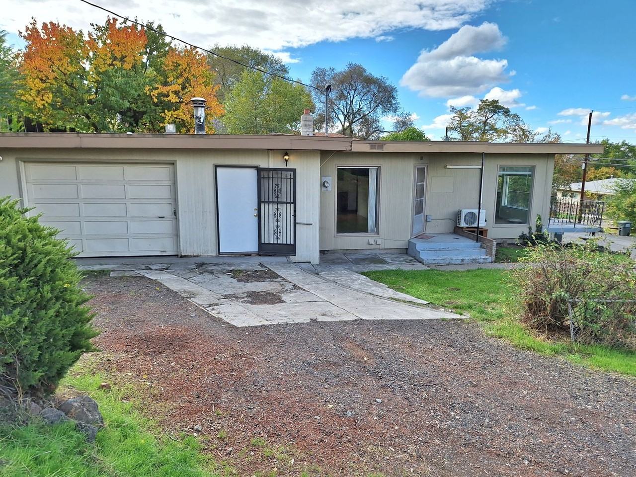 1100 Sw Hailey Ave - Photo 2 of 9